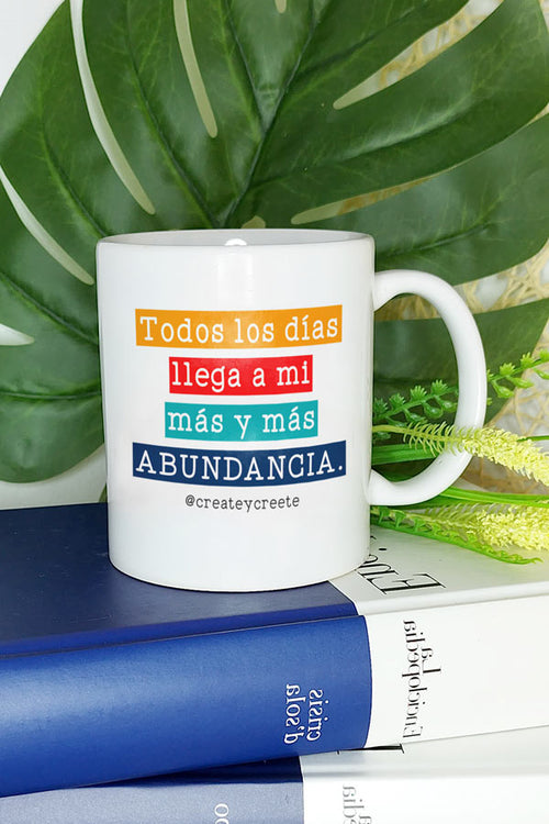 Taza con frases positivas | Todos los días llega a mí más y más abundancia